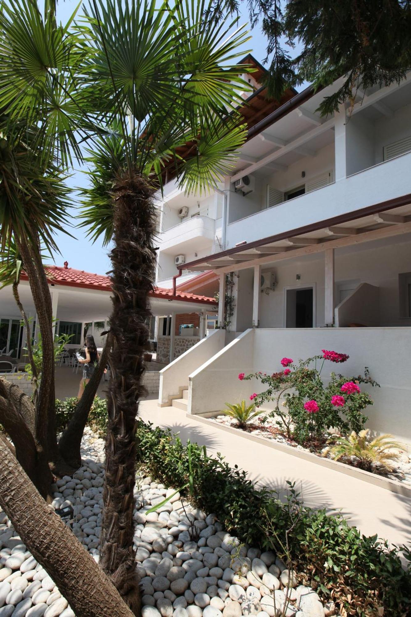 Hotel Relax Dhërmi Екстериор снимка
